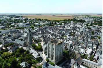 Vue aérienne - La Tour César et la cité médiévale Ville de Beaugency