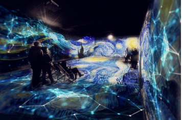 A l'intérieur du centre d'art numérique - Salle immersive à 360° Château de Beaugency